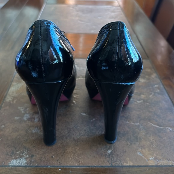 Betsey Johnson Patent Leather High Heels with Gold Accent & Bows!!! - Picture 7 of 12